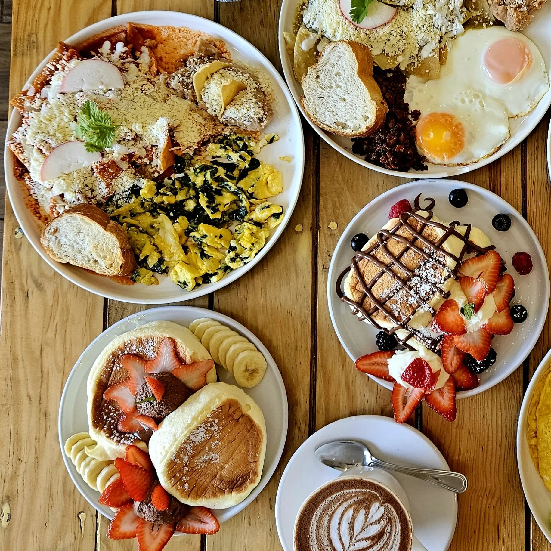 dishes.items.fluffyChilaquil.imageAlt